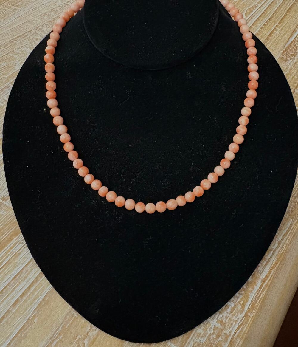 Vintage Natural SALMON PINK CORAL ROUND BEADS NECKLACE Gold Locking Clasp 18"